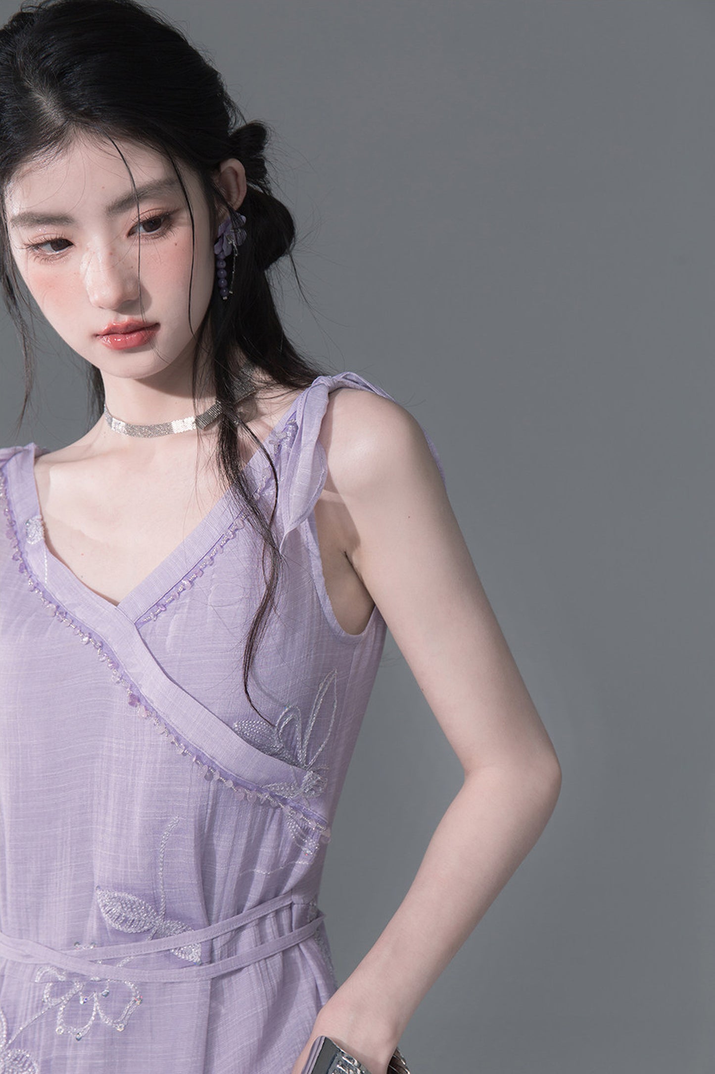 Set aus violettem Pailletten-Camisole und Kleid mit asymmetrischem Saum