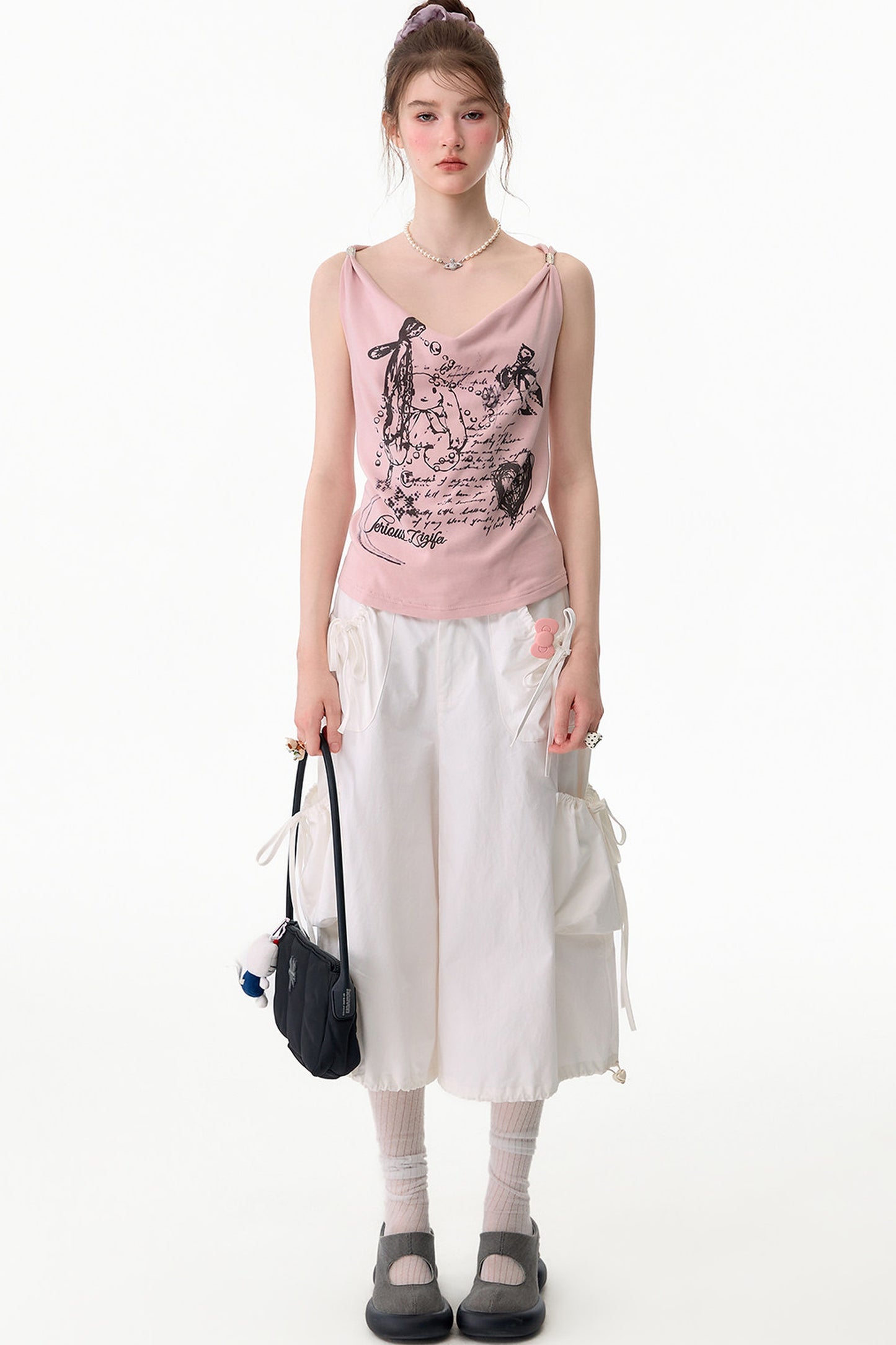 Hochgeschnittene Cargohose mit weitem Bein und mehreren Taschen