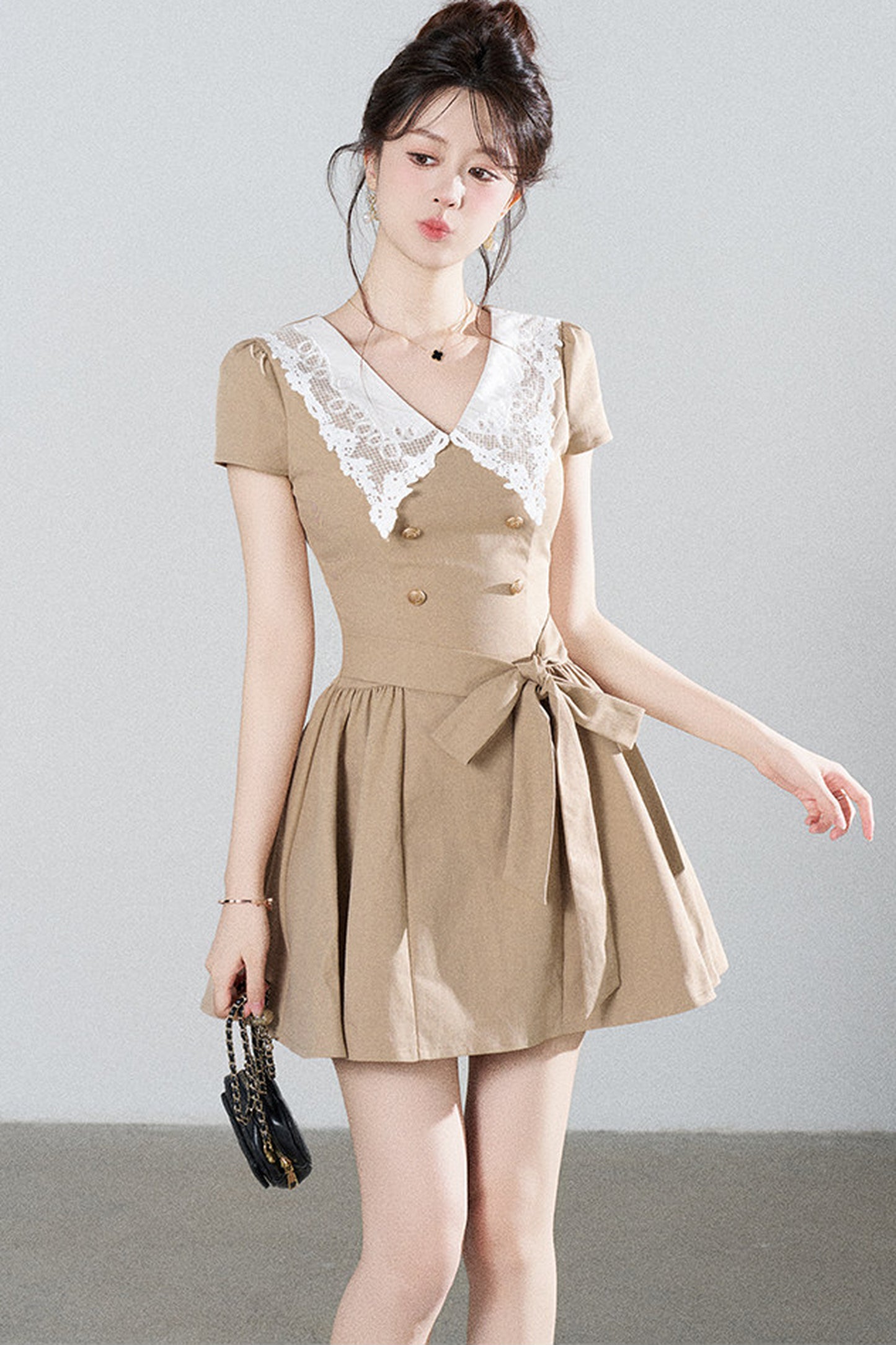 Spitzenkleid in A-Linie mit Bubikragen