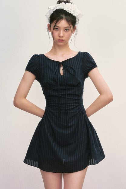Vestido de línea A a rayas con mangas abullonadas