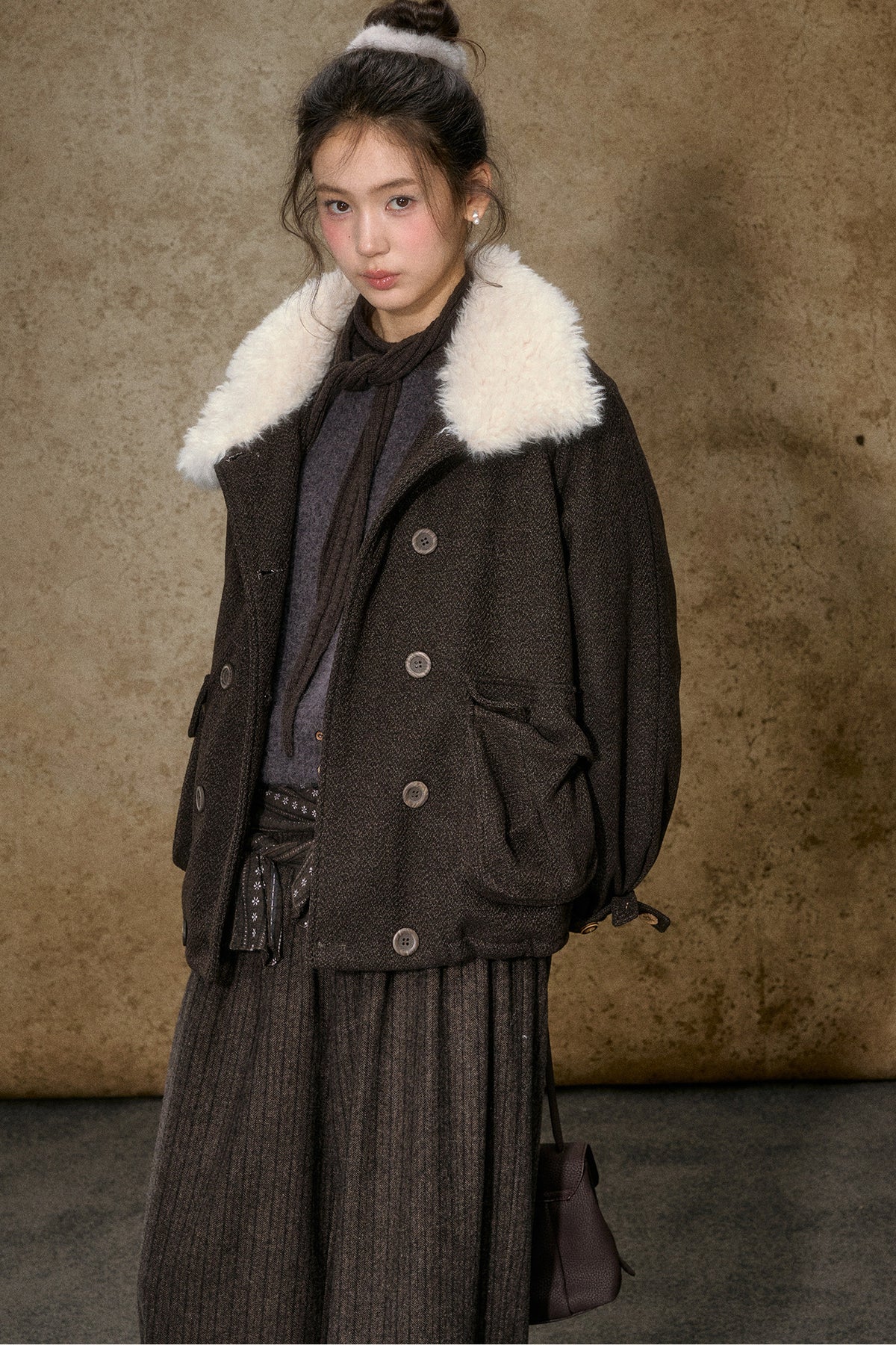 Kurze Daunenjacke mit Color-Blocking und Pelzkragen