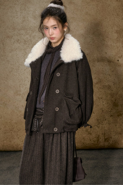 Kurze Daunenjacke mit Color-Blocking und Pelzkragen