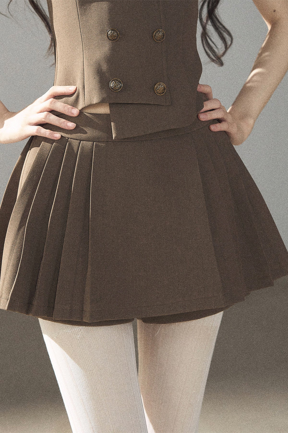 Ensemble sophistiqué avec blazer, haut et jupe