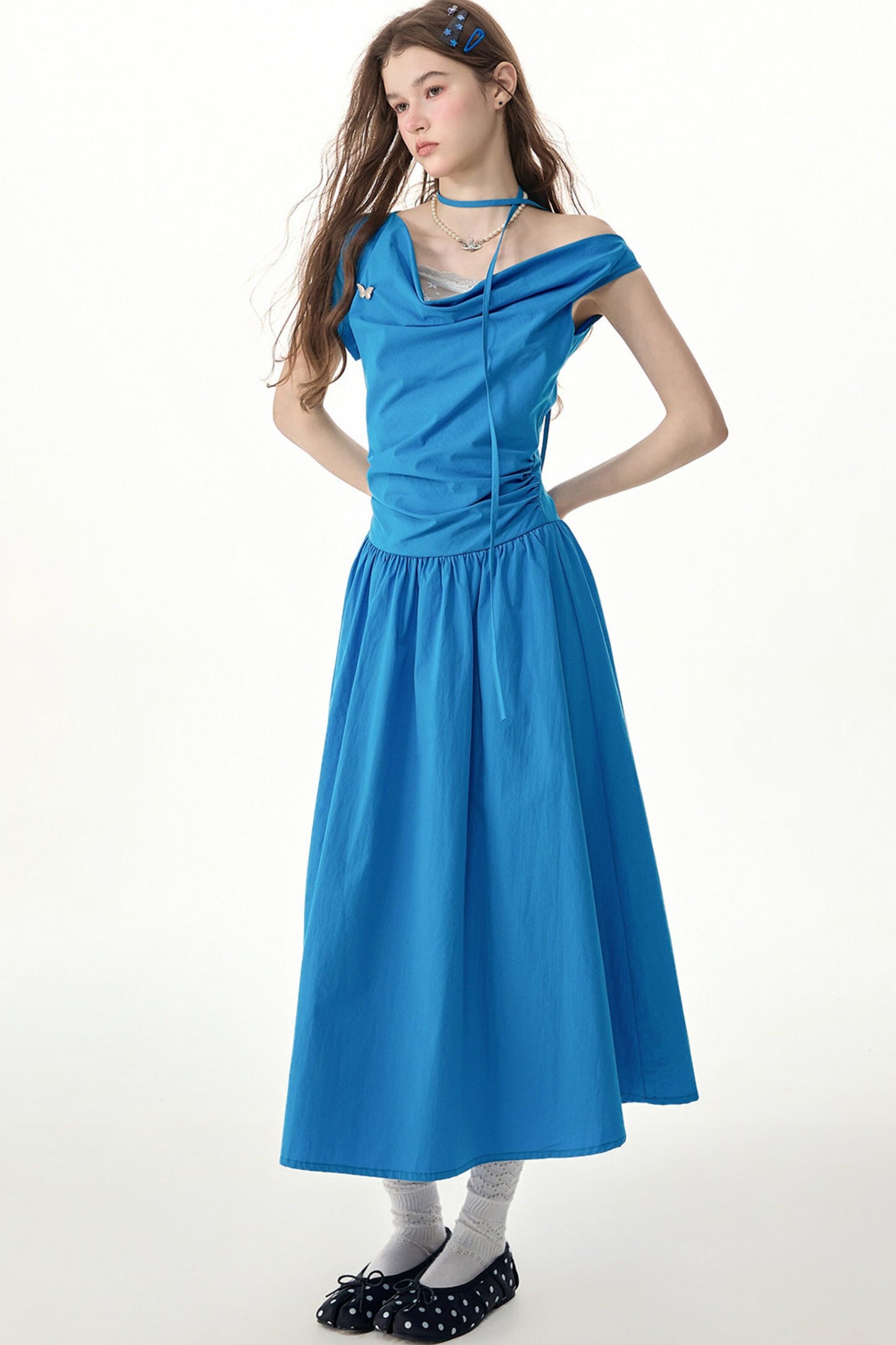 Blaues langes Kleid mit Wasserfallausschnitt