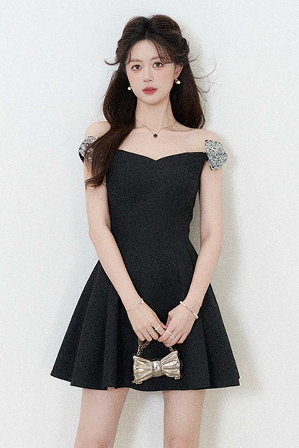 Schwarzes schulterfreies Kleid mit geraffter Taille
