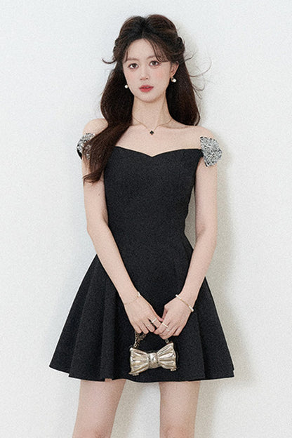Schwarzes schulterfreies Kleid mit geraffter Taille