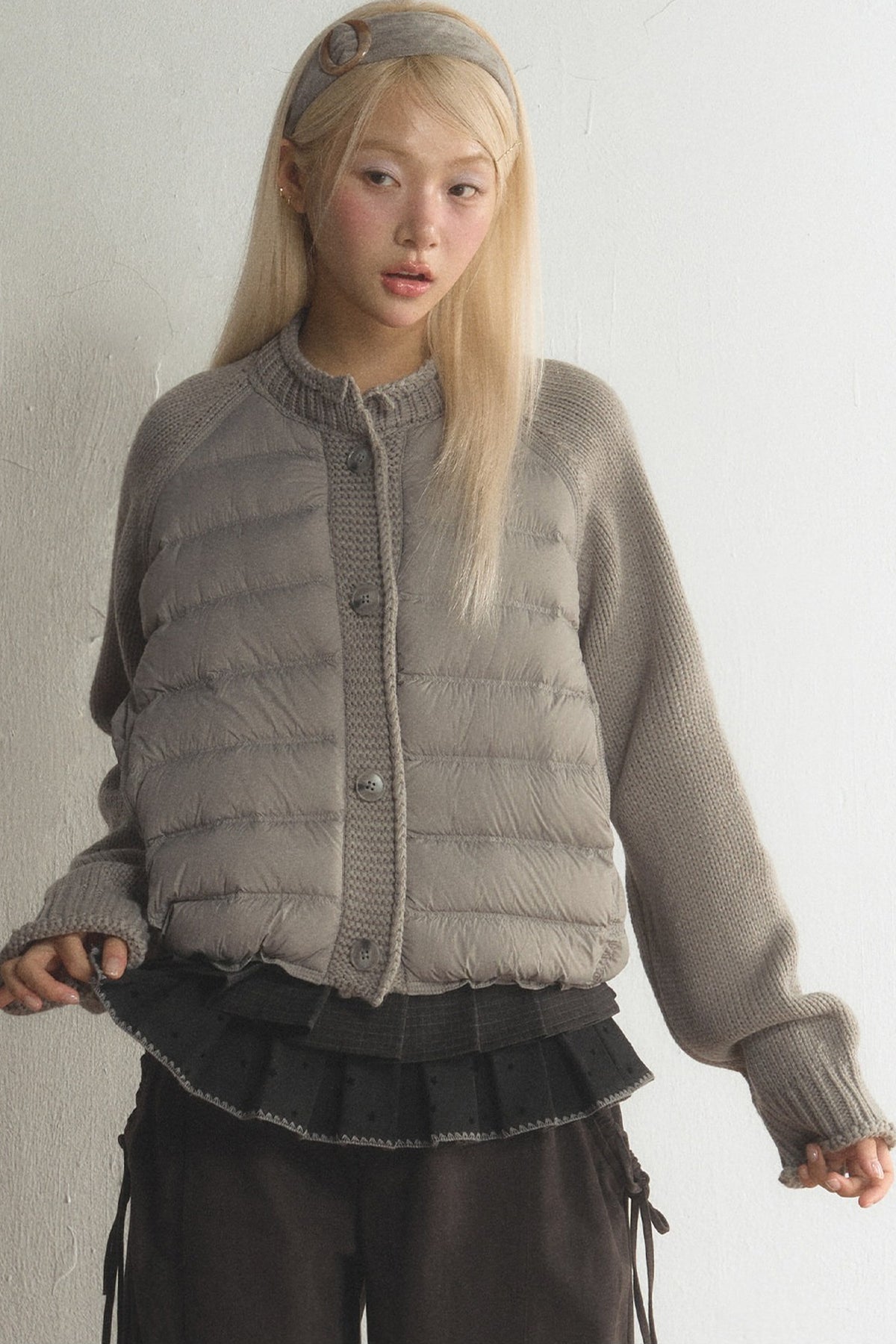 Kurze Daunenjacke mit Strickärmeln