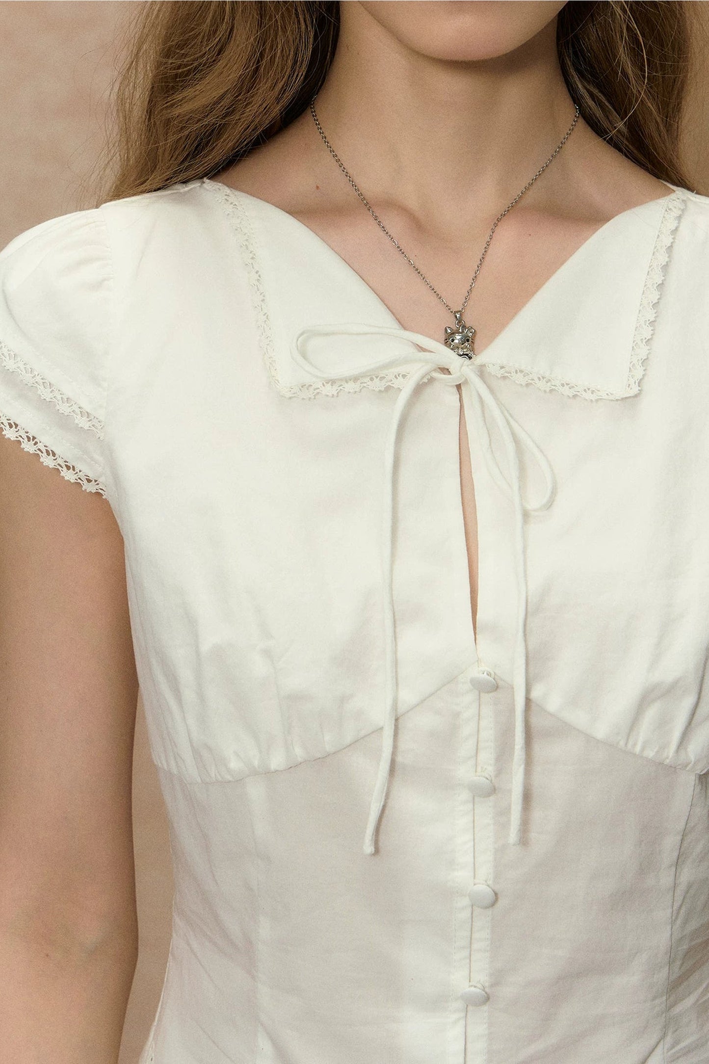 Weiße Bluse mit Spitzenbesatz