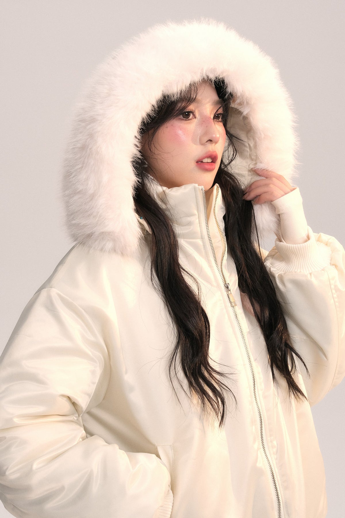 Chaqueta bomber con capucha de pelo y lazo