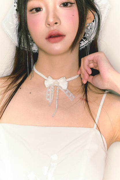 Weiße Choker-Halskette mit Spitzenschleife und Perlenband