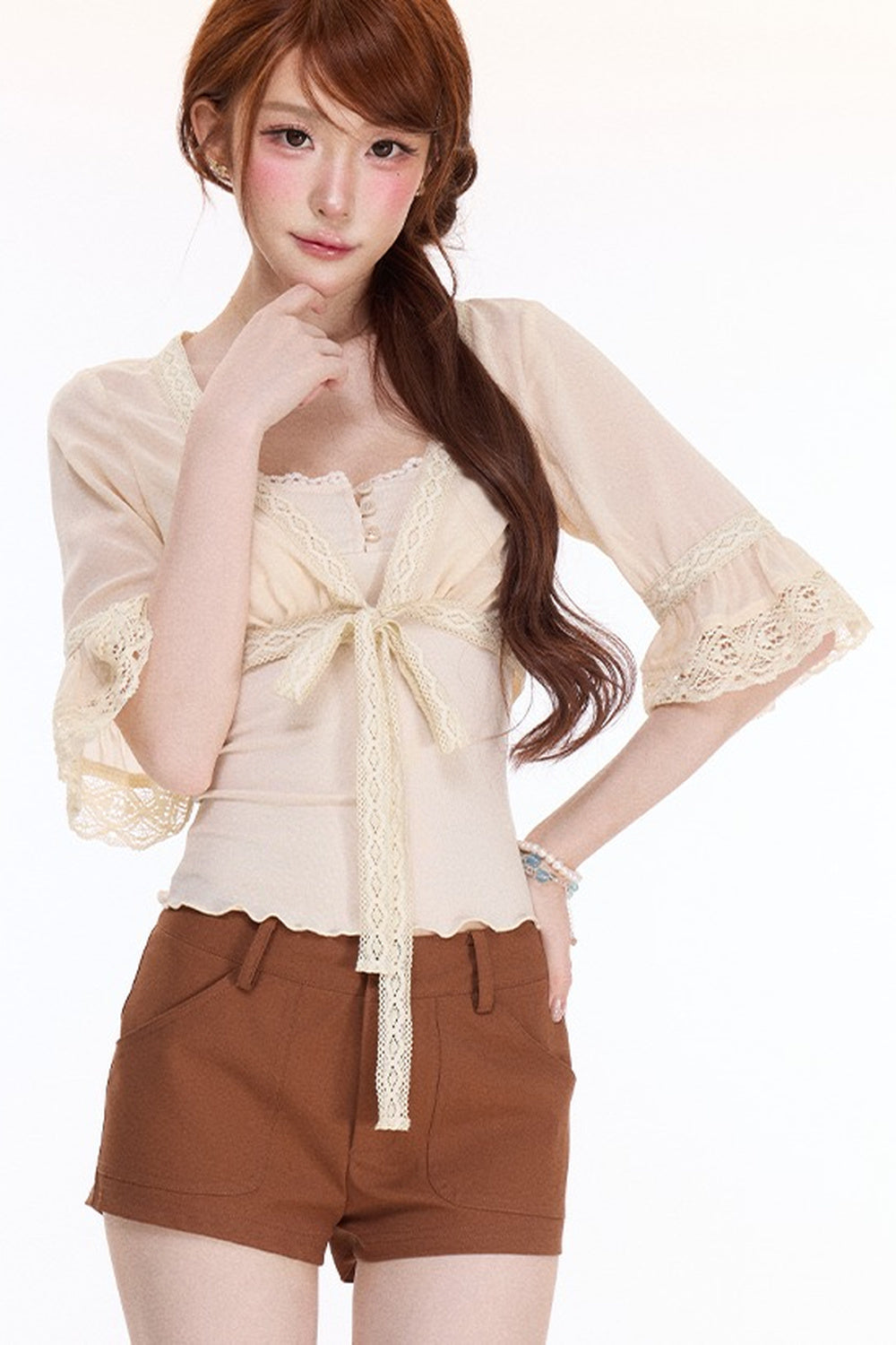 Completo con cardigan a scollo a V e allacciatura stringata e pantaloncini