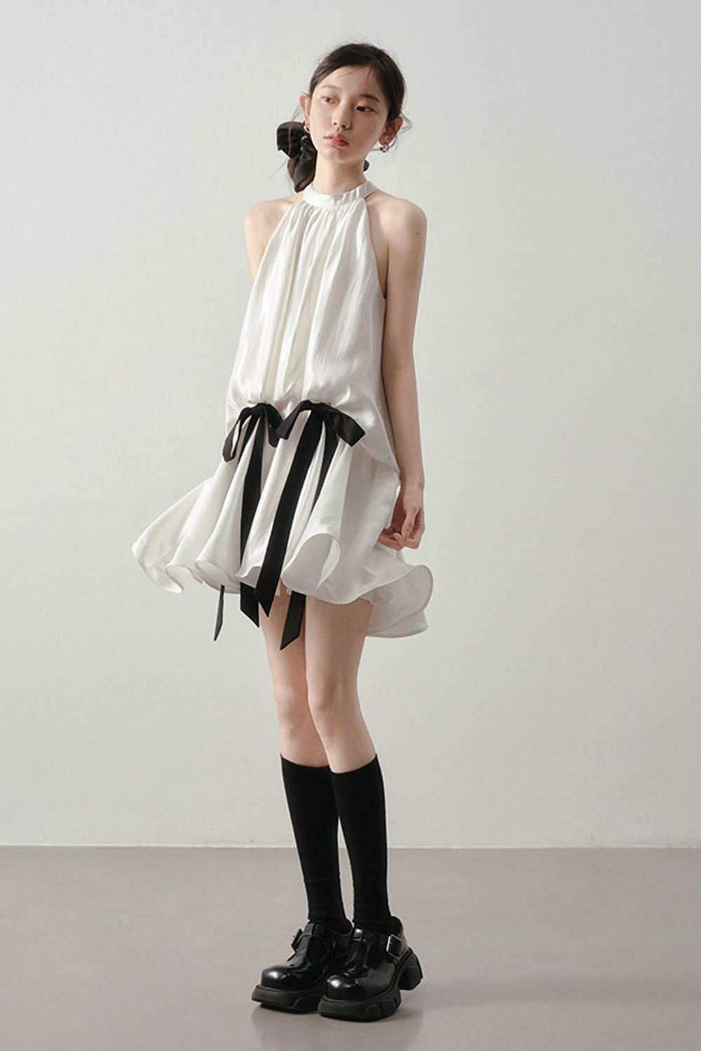 Vestido elegante de cuello halter con lazo