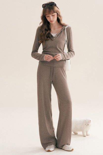 Completo con T-shirt con cappuccio e rifiniture in pizzo e pantaloni dritti