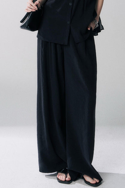 Completo coreano con maglia nera senza maniche