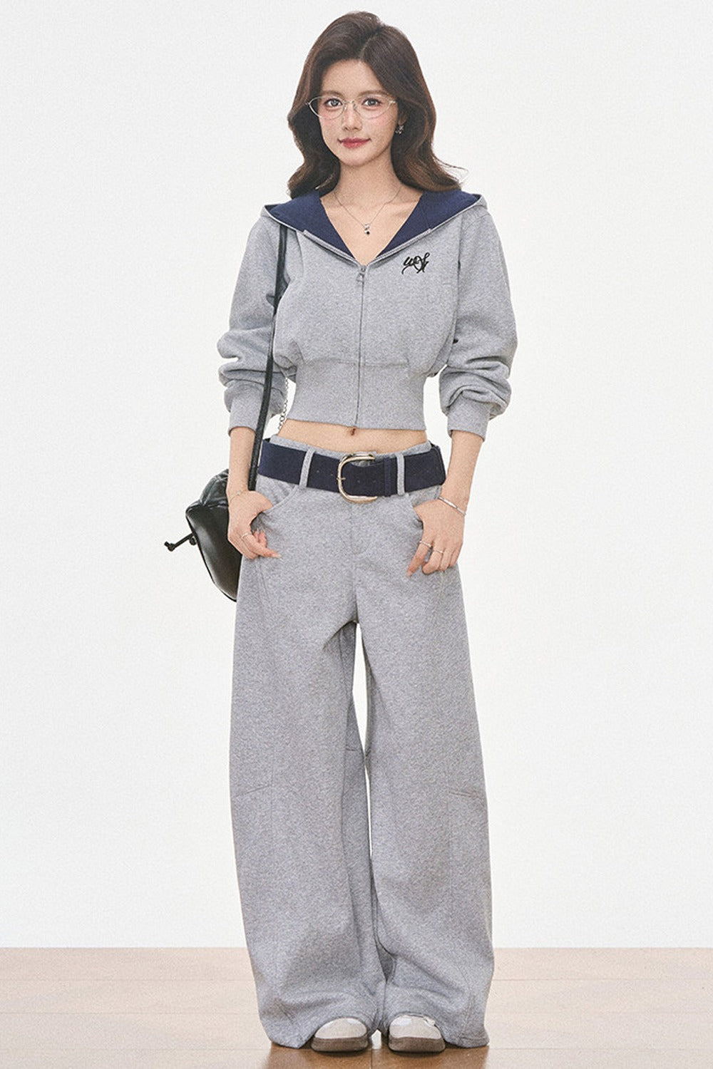 Ensemble sweat-shirt à capuche gris et pantalon large