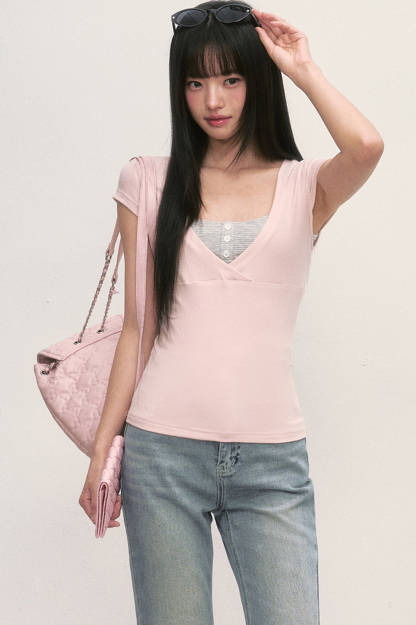 Rosa V-Ausschnitt-Top im Lagenlook und gestreiftes Camisole-Set