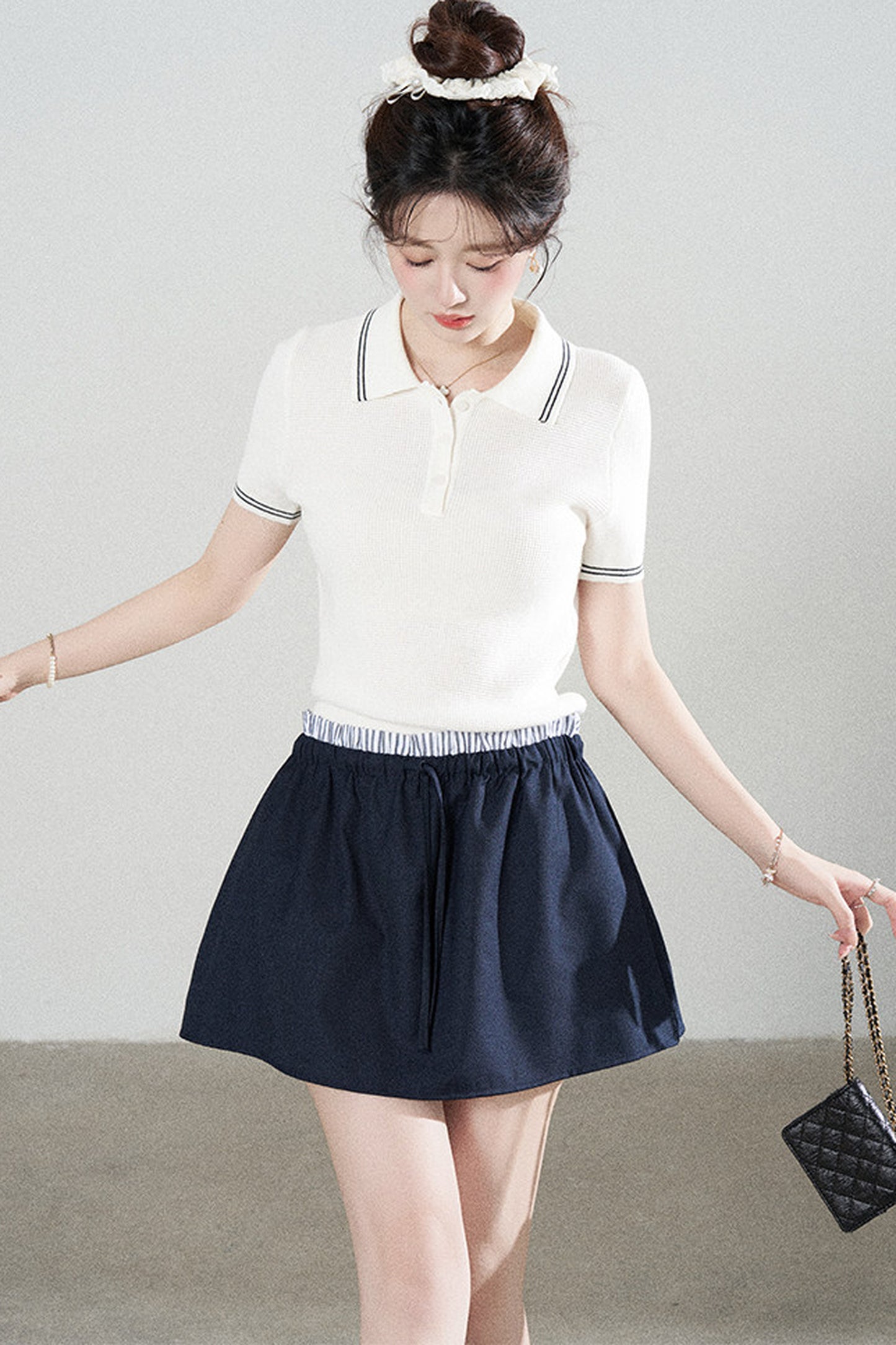Ensemble tee-shirt polo en tricot blanc à manches courtes et jupe
