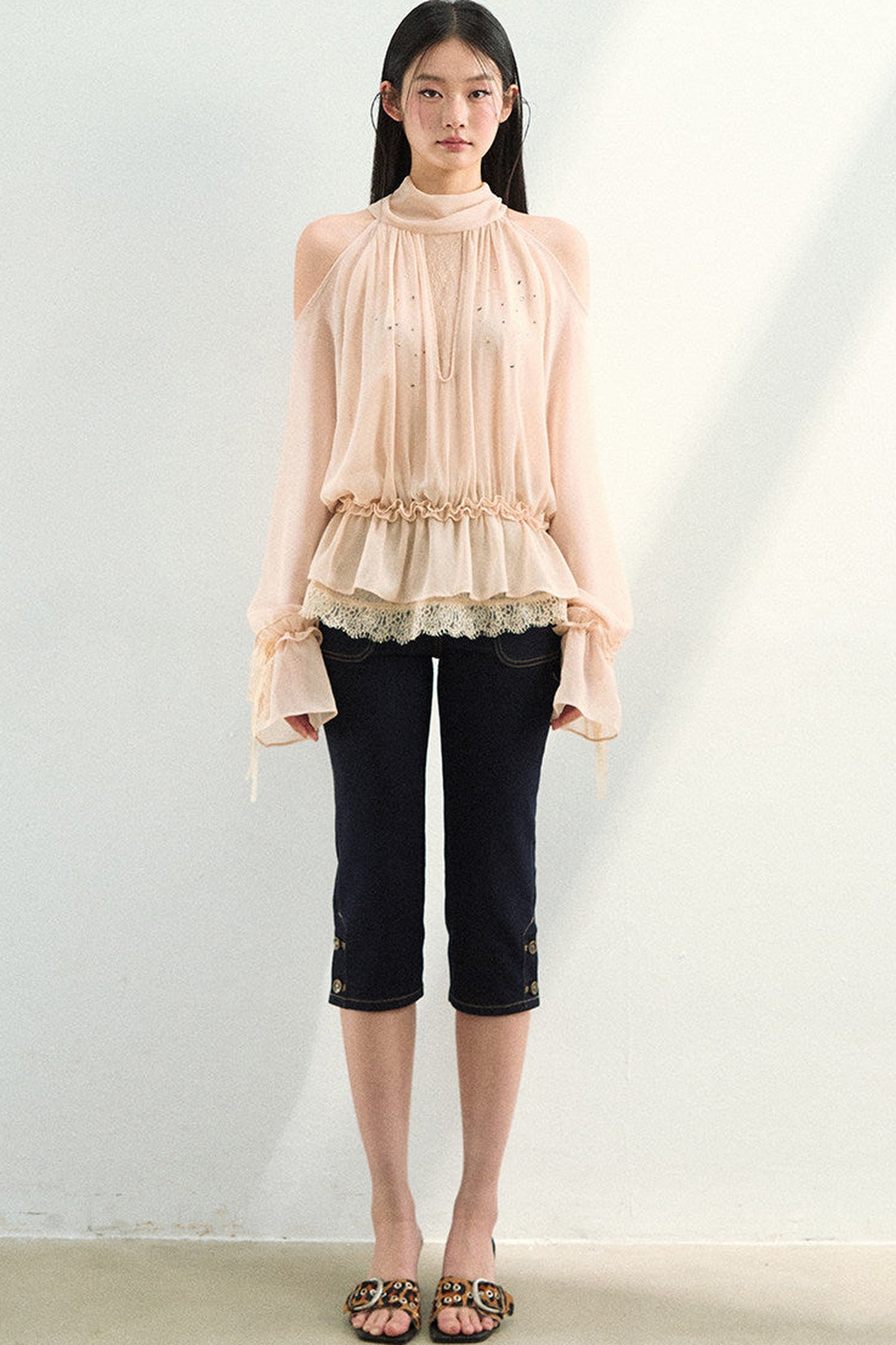 Blusa in tessuto velato e rete con strass