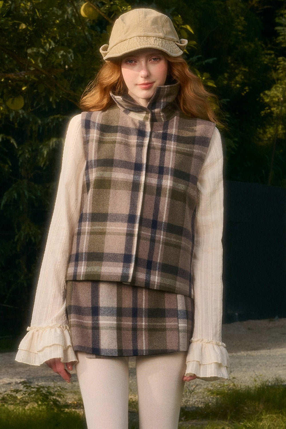 Ensemble avec cape à carreaux amovible, gilet et jupe trapèze