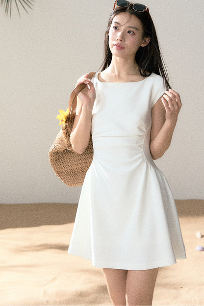 Abito bianco con scollo quadrato in stile desiderio puro