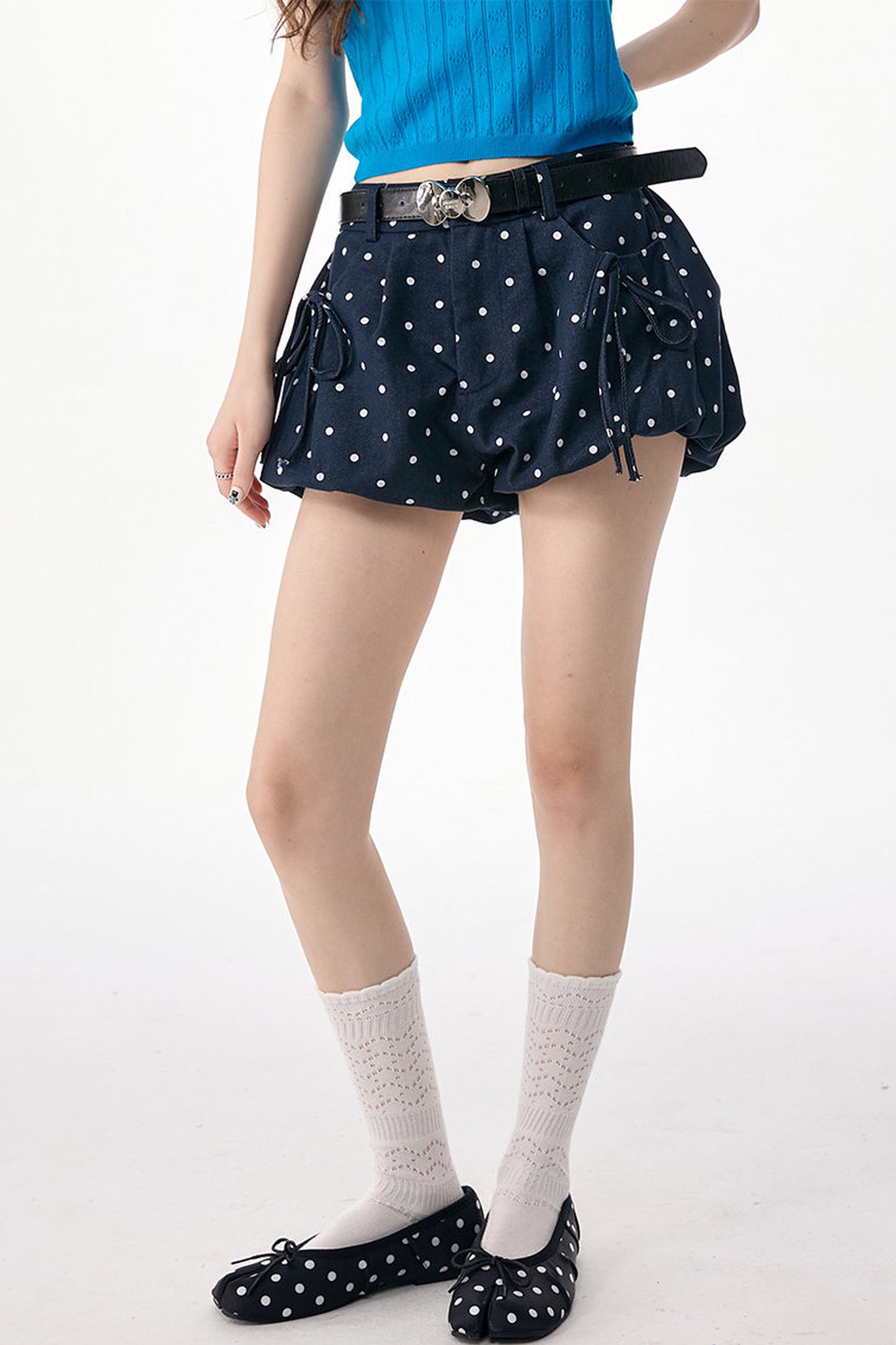 Dunkelblaue gepunktete Shorts mit hoher Taille