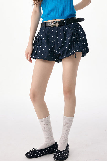 Dunkelblaue gepunktete Shorts mit hoher Taille