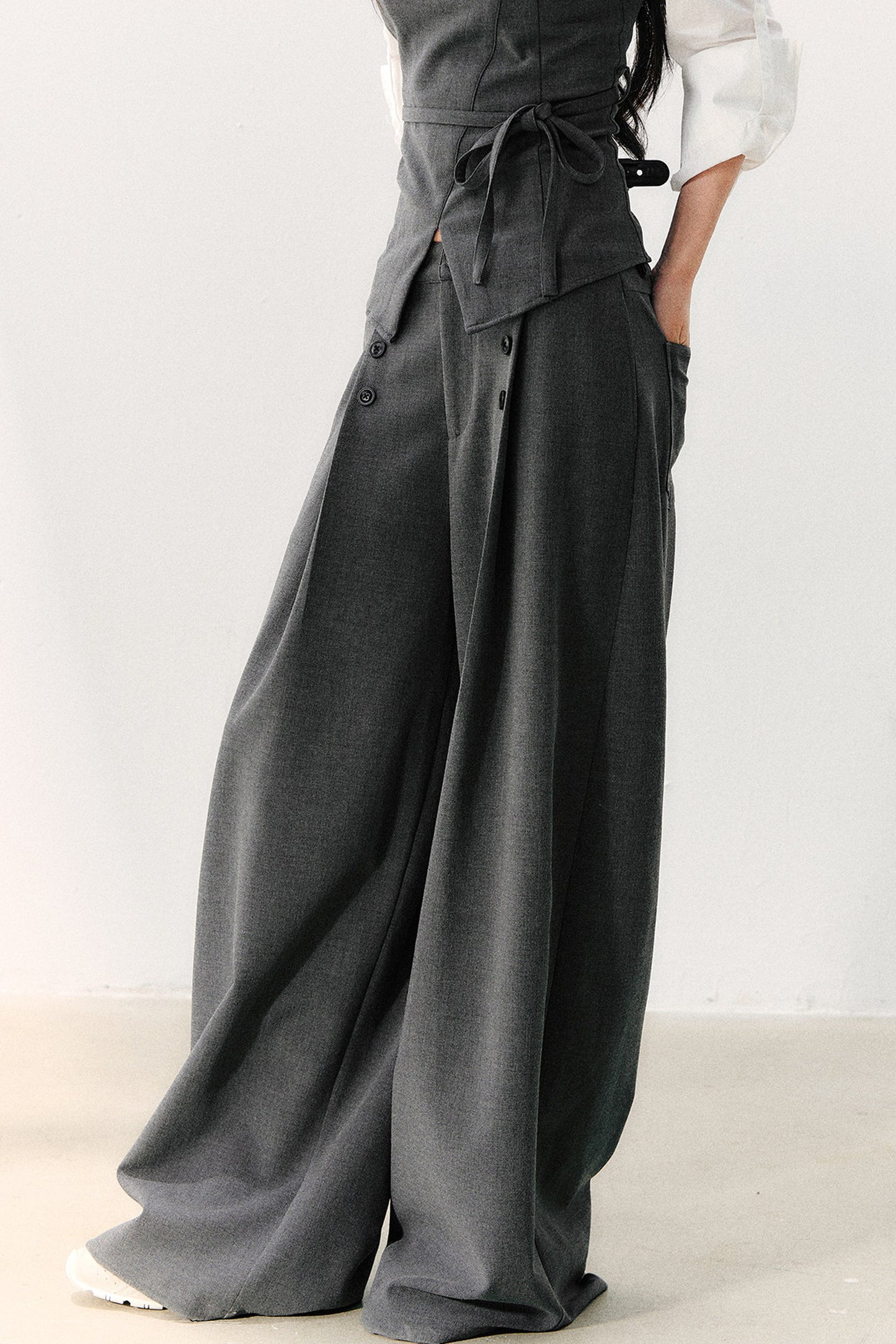 Stilvolle drapierte Hose mit weitem Bein