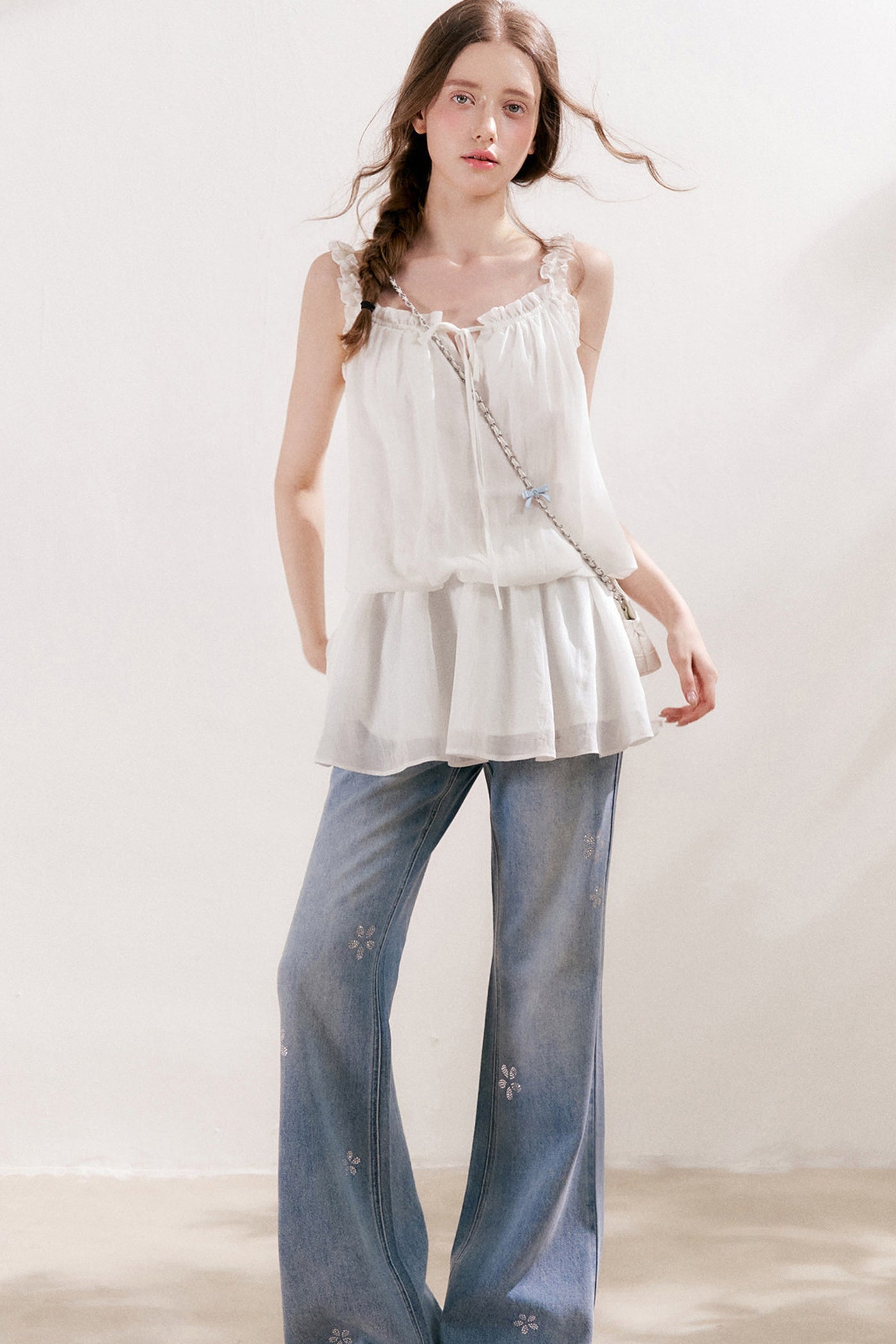 Jean en denim bleu avec fleur à cinq pétales en strass
