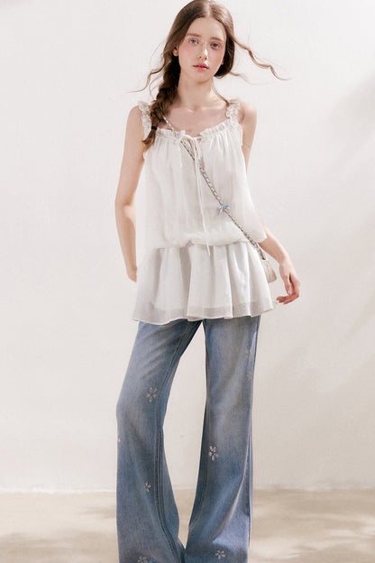 Jean en denim bleu avec fleur à cinq pétales en strass