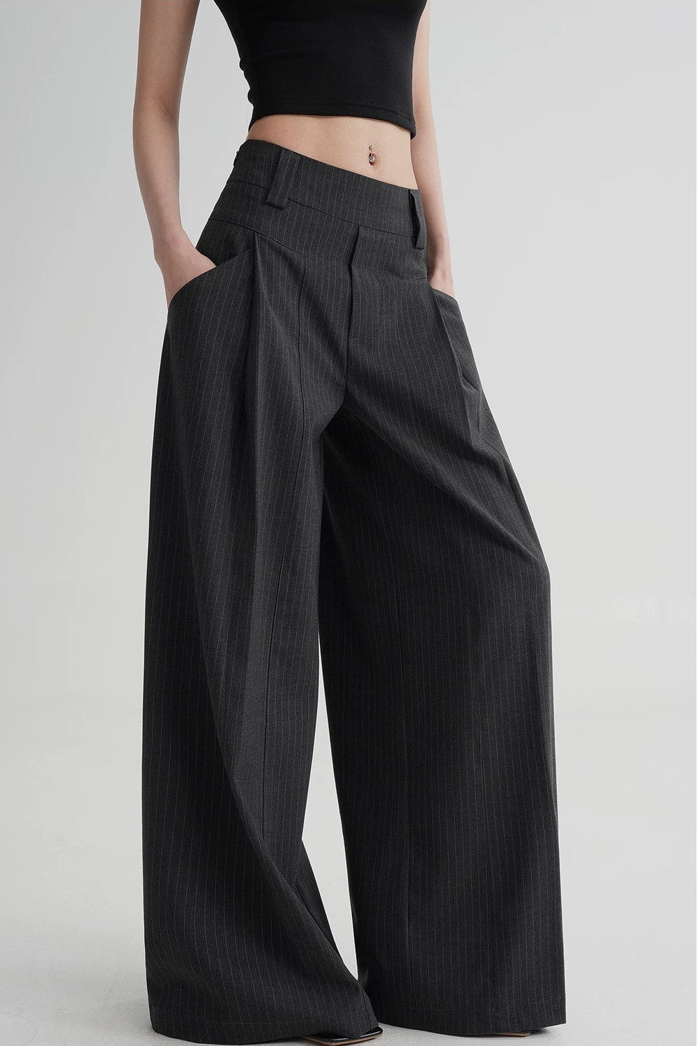 Hoch taillierte gestreifte Hose mit weitem Bein