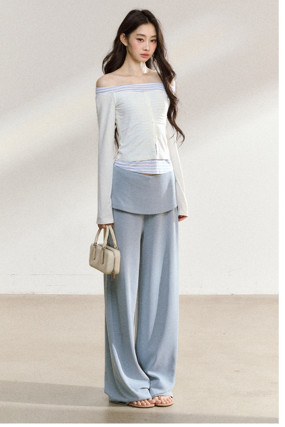 Completo con top a maniche lunghe con spalle scoperte e pantaloni ampi