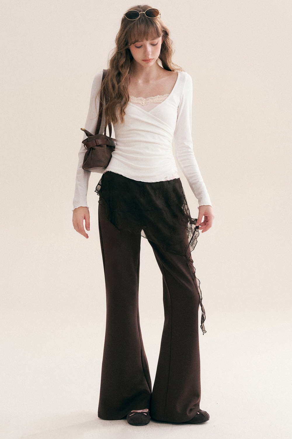 Pantalon évasé teint sur mesure avec jupe superposée en dentelle irrégulière