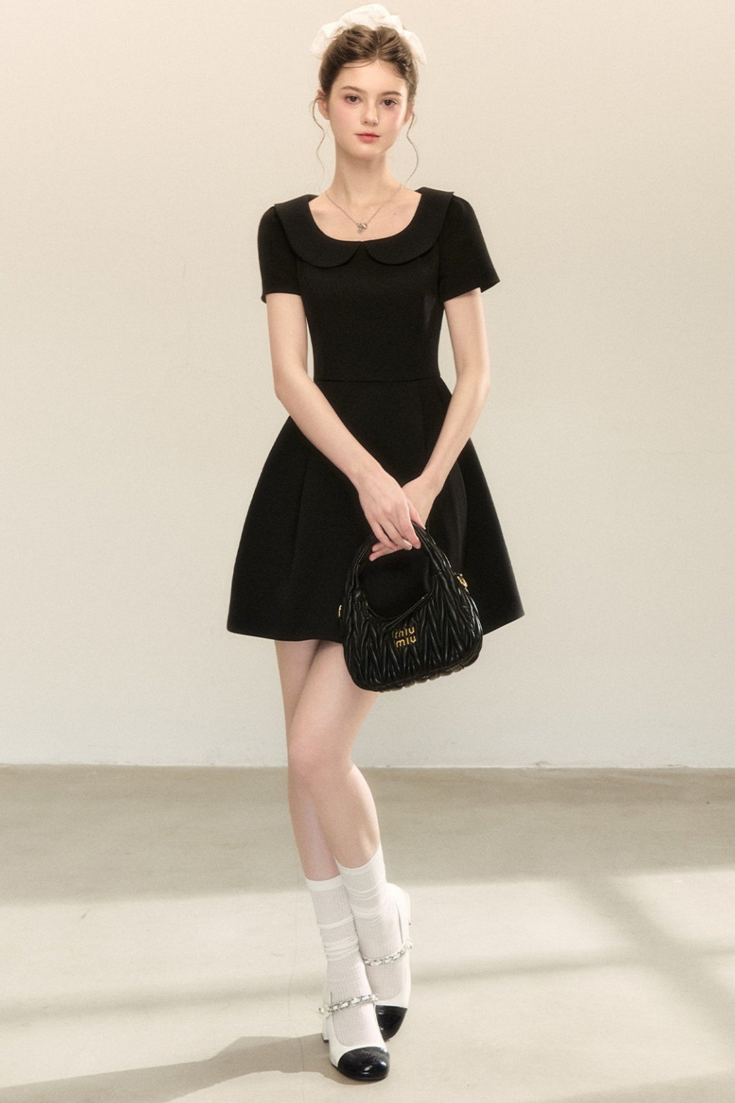 Kurzärmeliges A-Linien-Kleid mit Bubikragen und Puffärmeln
