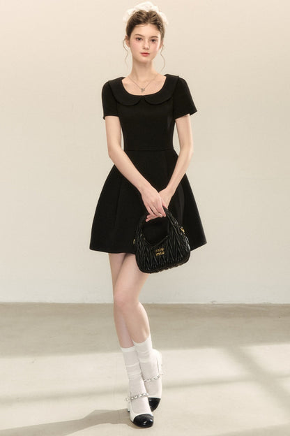 Kurzärmeliges A-Linien-Kleid mit Bubikragen und Puffärmeln