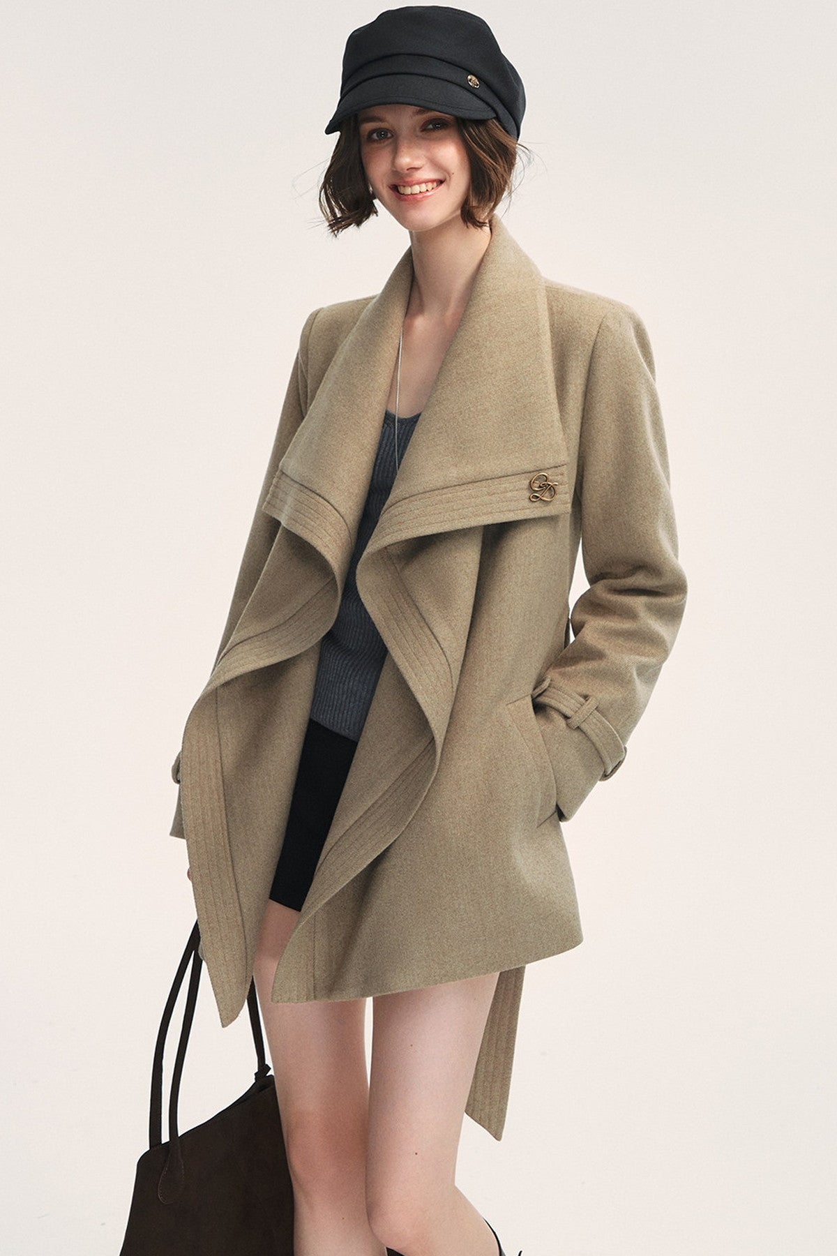 Asymmetrischer Wollmantel mit großem Revers und Bindegürtel
