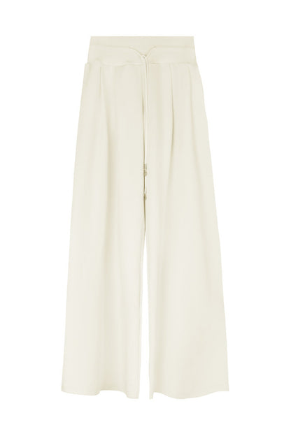 Completo con cardigan smanicato e pantaloni eleganti
