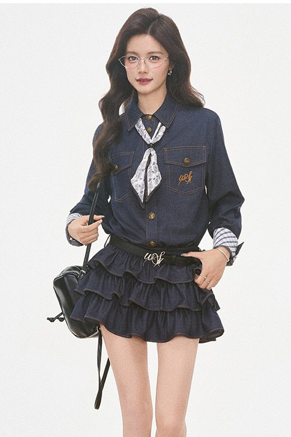 Set-up aus gestuftem Kleid im Denim-Look mit Paisley-Schal-Shirt