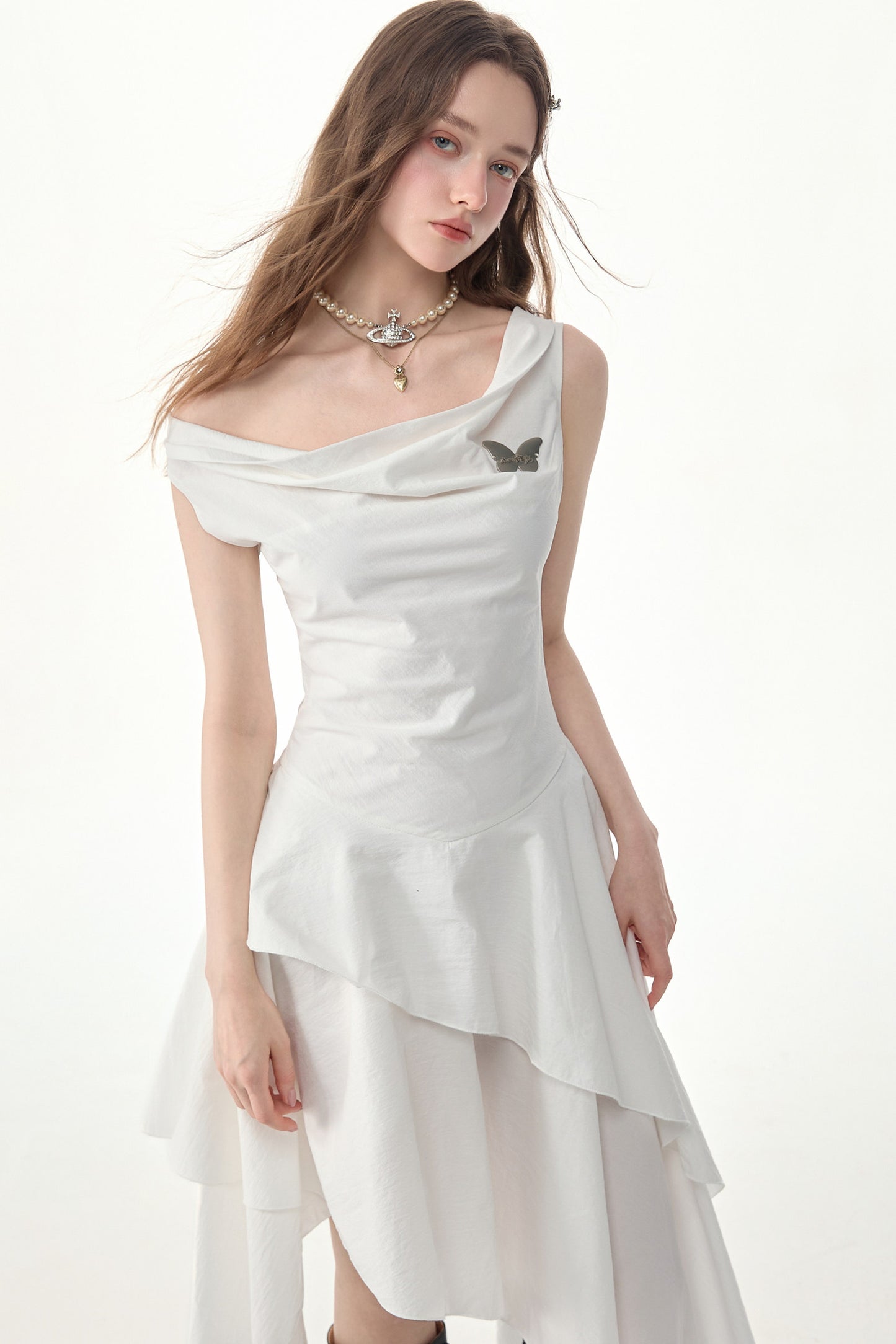 Weißes Kleid mit Wasserfallausschnitt und unregelmäßigem Saum