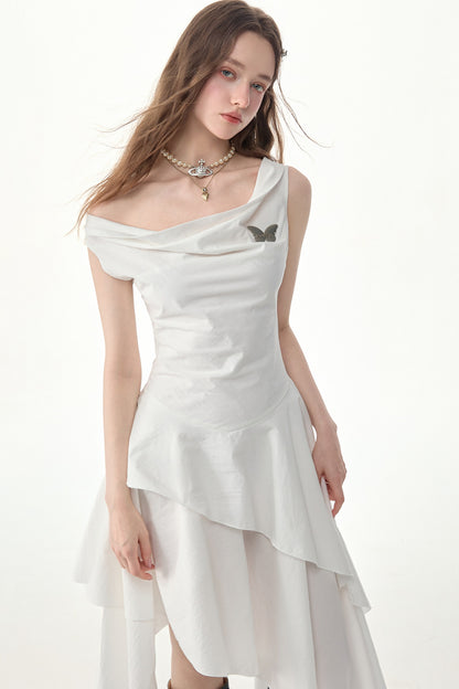 Weißes Kleid mit Wasserfallausschnitt und unregelmäßigem Saum