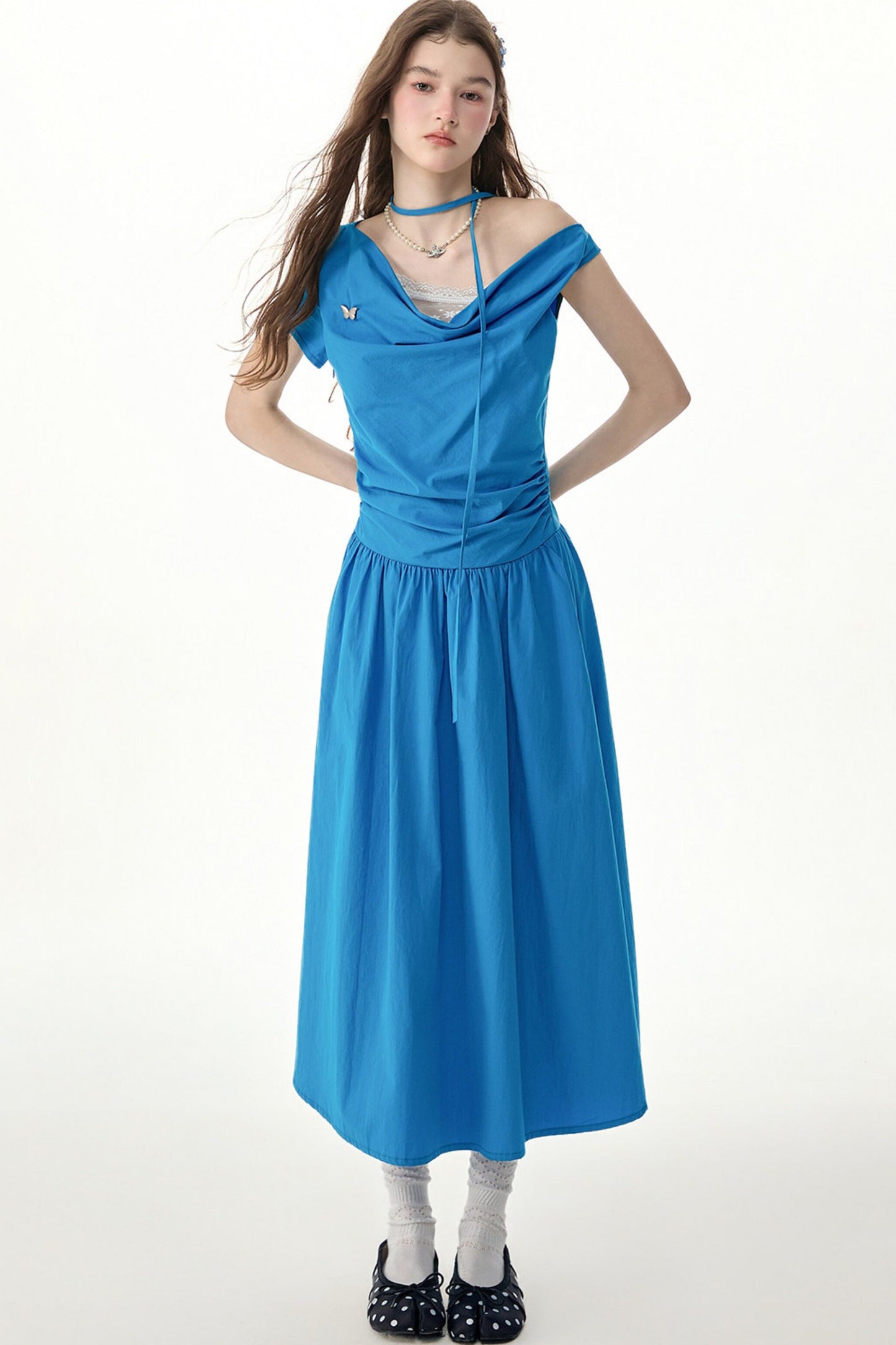 Blaues langes Kleid mit Wasserfallausschnitt