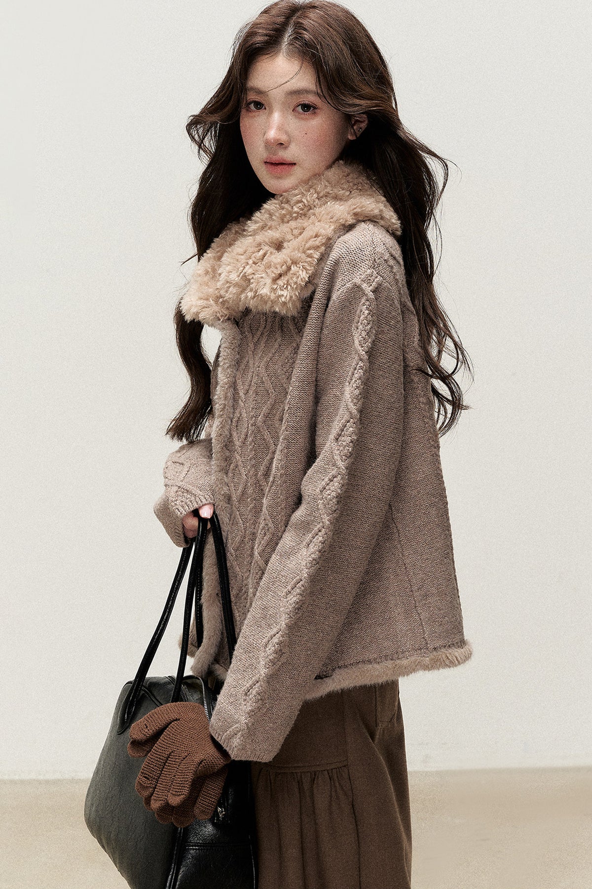 Strickpullover mit Kunstfellkragen in Ahornsirupfarbe