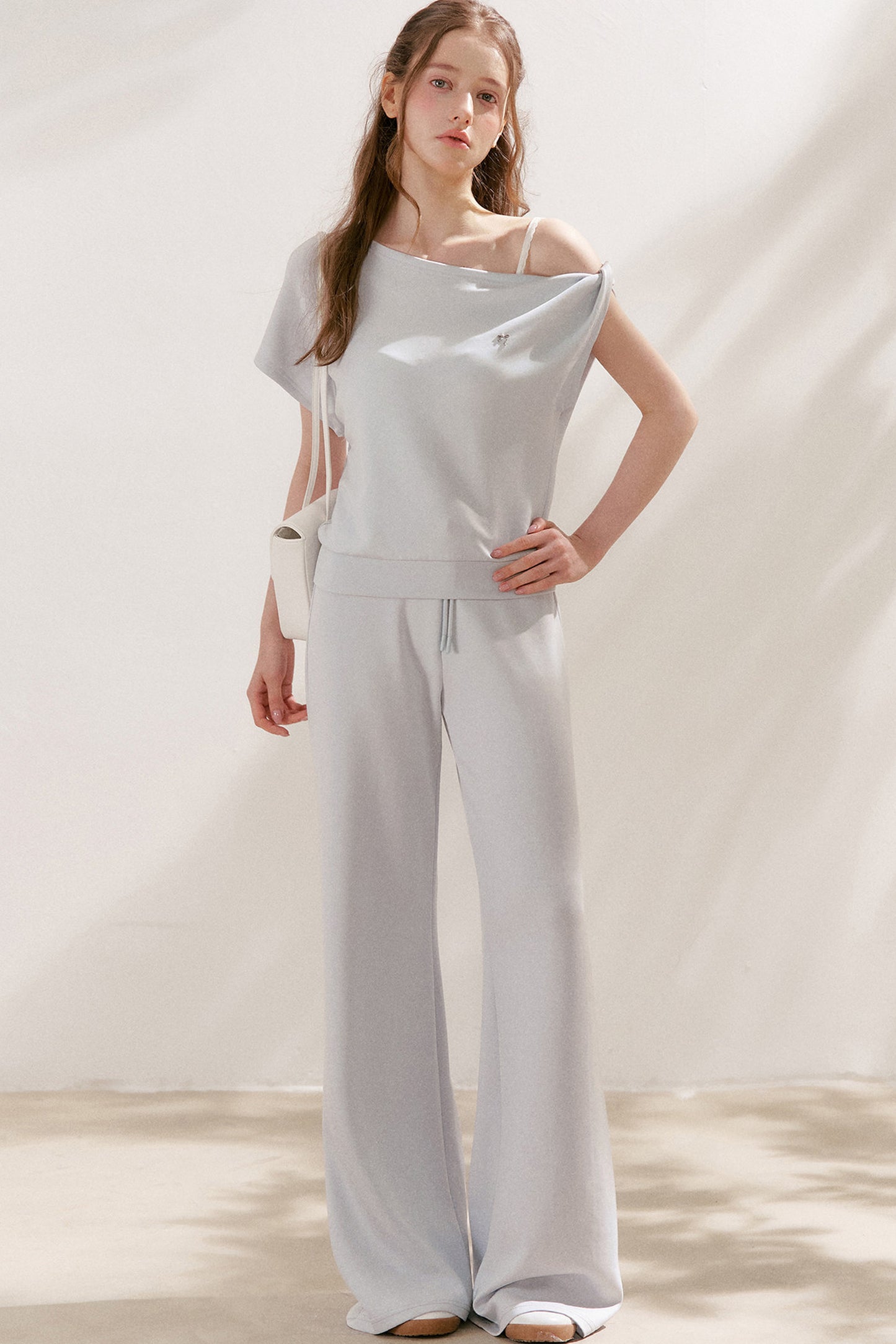 Conjunto de camiseta asimétrica y pantalones de capa de aire
