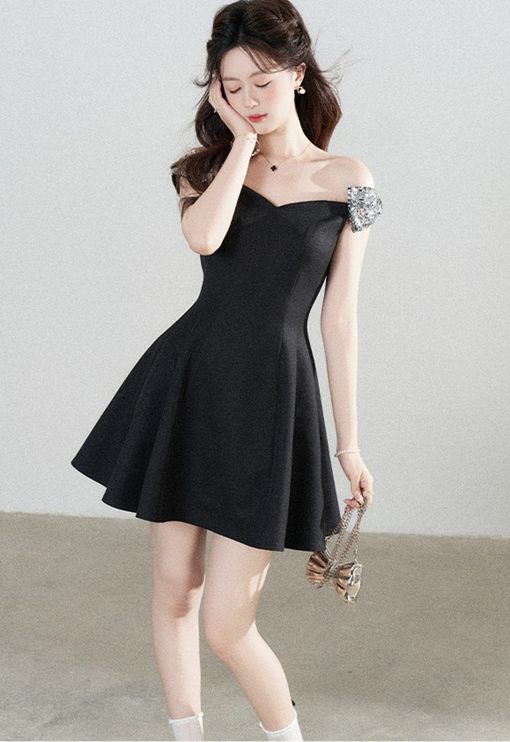 Schwarzes schulterfreies Kleid mit geraffter Taille
