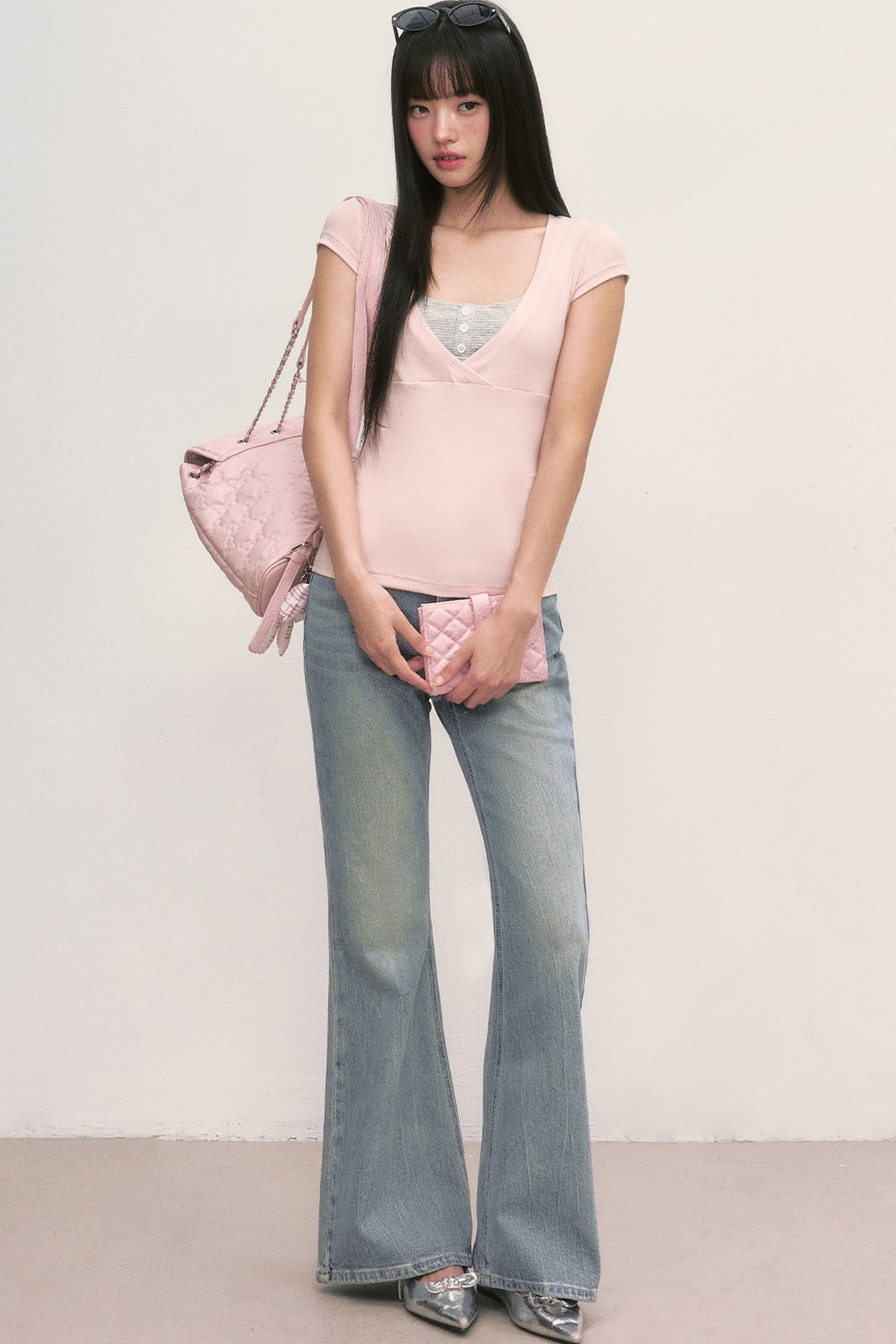 Rosa V-Ausschnitt-Top im Lagenlook und gestreiftes Camisole-Set
