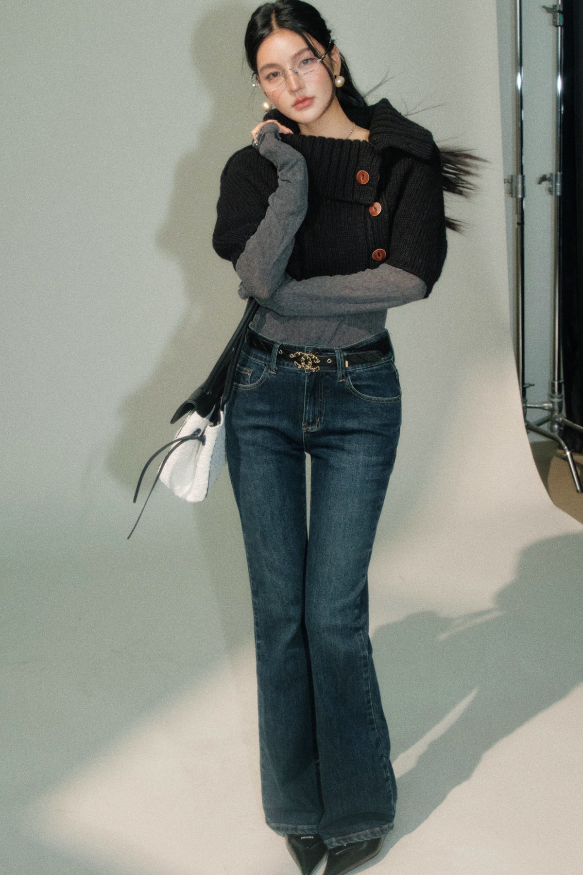 Completo mantella in maglia con revers asimmetrico e pantaloni