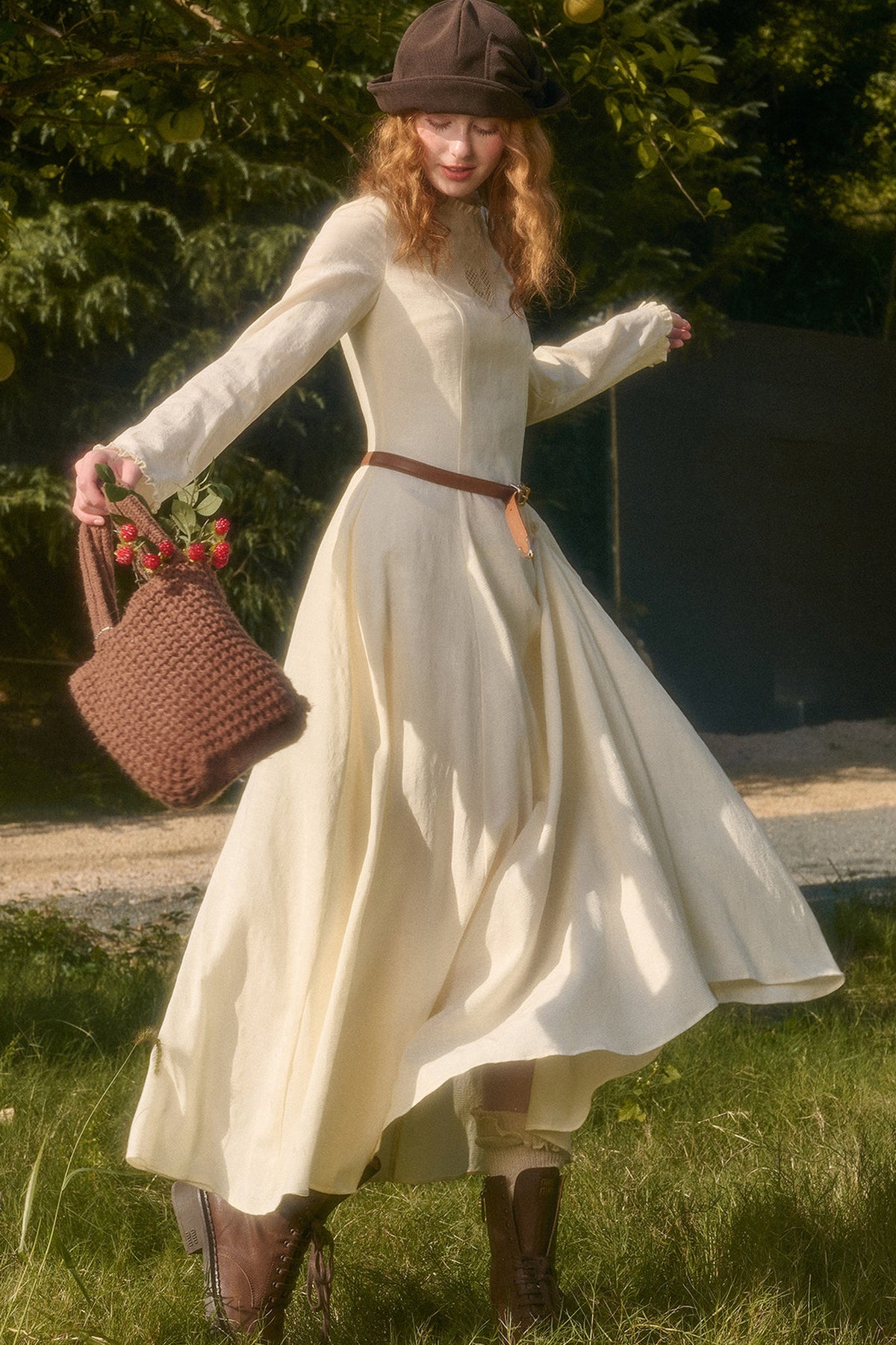 Langes Kleid mit Taillenschleife und Stickerei