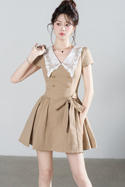 Spitzenkleid in A-Linie mit Bubikragen