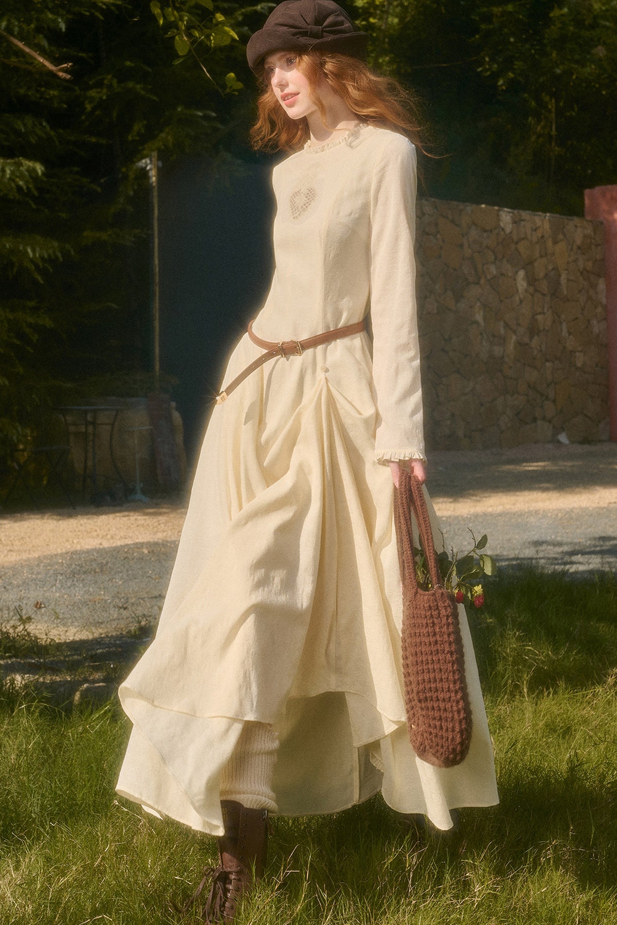 Langes Kleid mit Taillenschleife und Stickerei