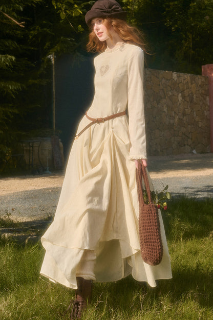 Langes Kleid mit Taillenschleife und Stickerei