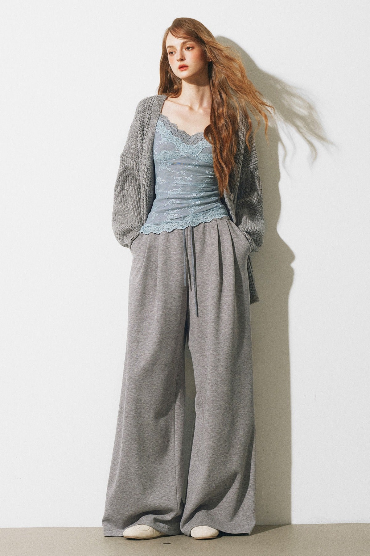 Completo giacca, gilet con bordi in pizzo e pantaloni ampi a maglia